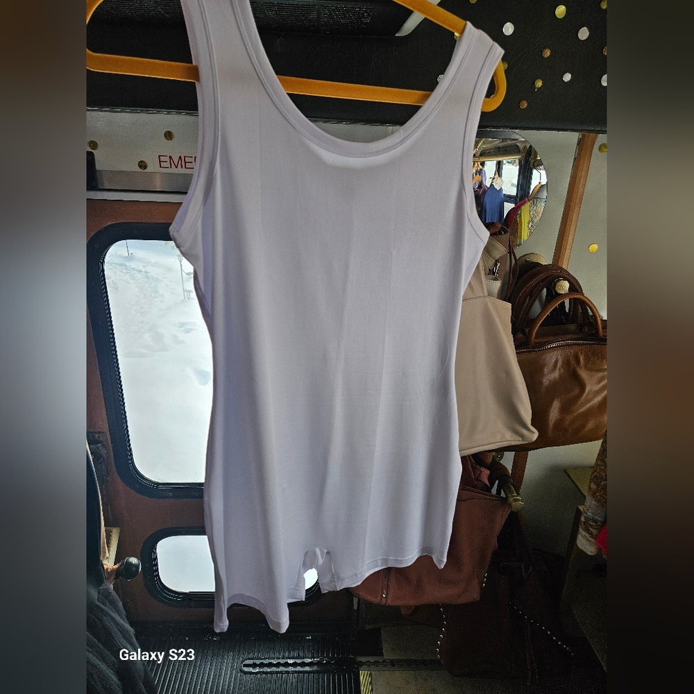 Elegant White Women's Sleeveless Short Outfit